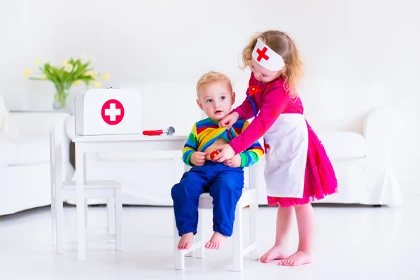 Enfants jouant docteur — Photo