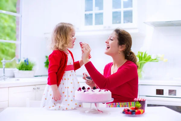 Mother and daughter baking strawberry pie — Stock Photo, Image