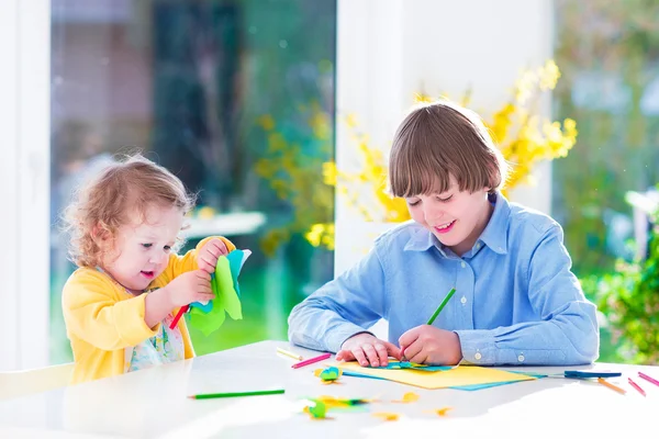 Kinder malen Osterbasteleien — Stockfoto