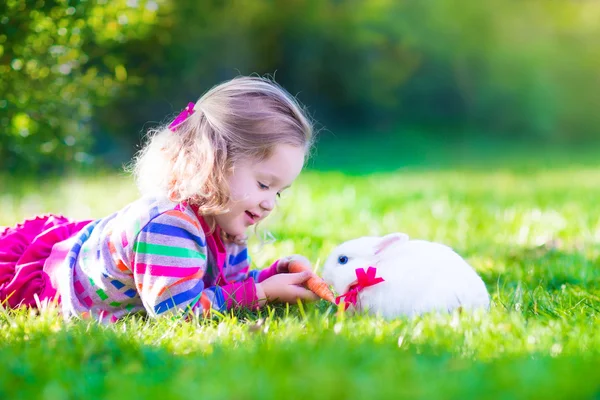 Little girl and real rabbit — Stock Photo, Image