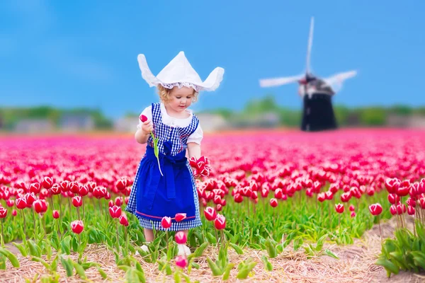 Nederlandse meisje in tulp veld in Holland — Stockfoto