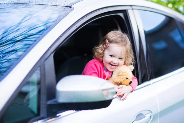 Bambina in macchina — Foto Stock