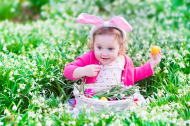 Paskalya yumurtası avına küçük kız
