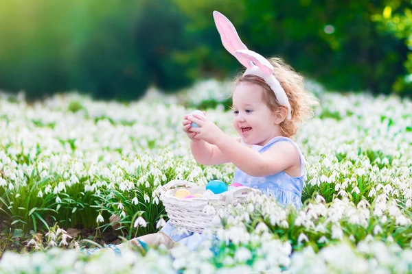 Meisje op eieren zoeken met Pasen — Stockfoto