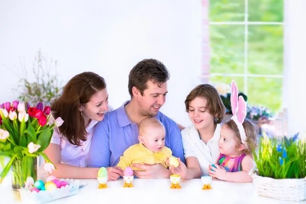 Famiglia che fa colazione il giorno di Pasqua — Foto Stock