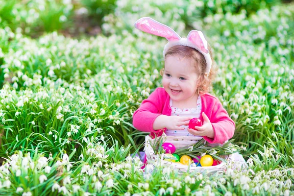 Petite fille sur la chasse aux œufs de Pâques — Photo