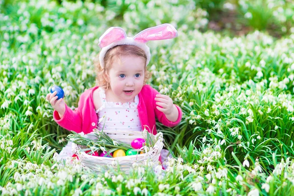 Liten flicka på Easter egg hunt — Stockfoto