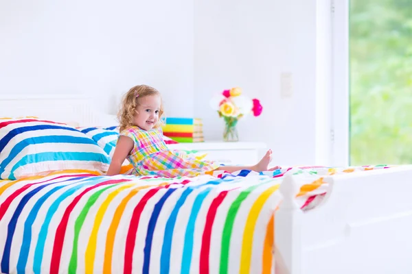 Kleines Mädchen im Bett — Stockfoto