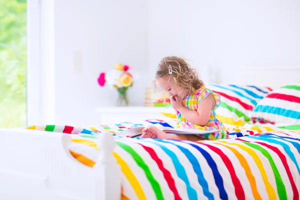 Bambina che legge un libro — Foto Stock