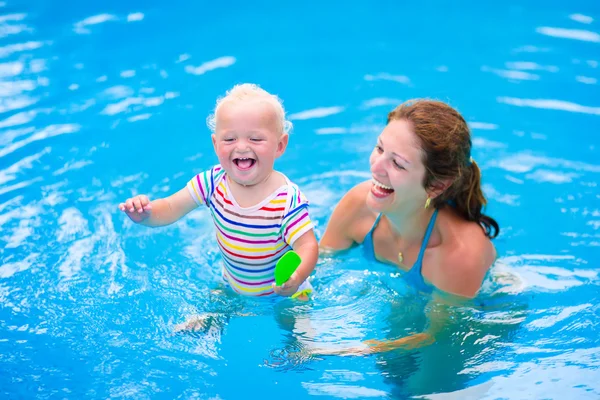 Мать и ребенок в бассейне — стоковое фото