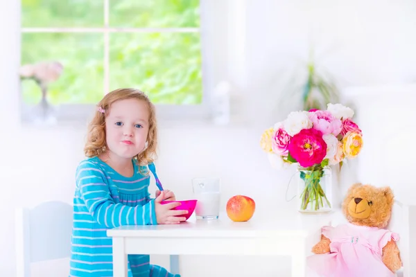 Little girl eating breakfast — Stock Photo, Image