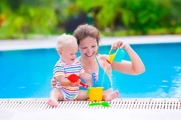 Mor och barn i poolen — Stockfoto