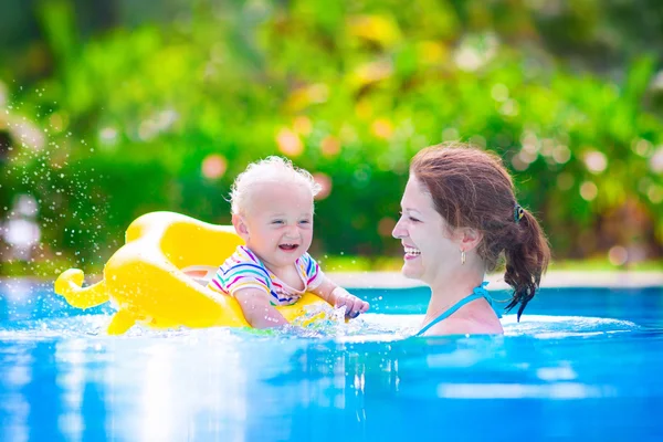 Mamma e bambino in piscina — Foto Stock