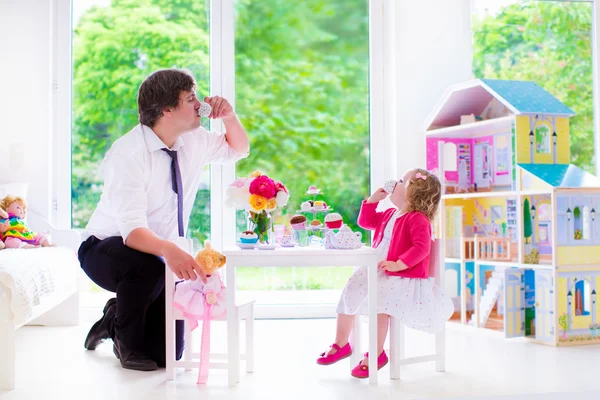 Father and daughter playing doll tea party — Stock Photo, Image