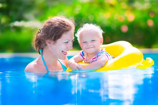 Madre y bebé en la piscina — Foto de Stock