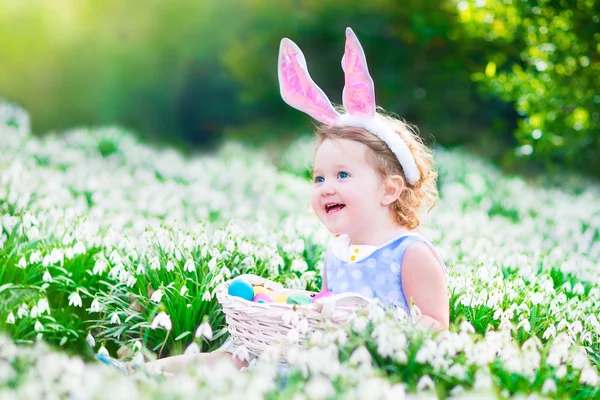 Meisje op eieren zoeken met Pasen — Stockfoto