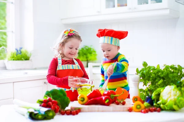 Діти готують здоровий овочевий обід — стокове фото