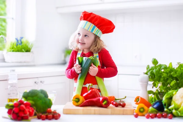 Liten flicka göra sallad till middag — Stockfoto