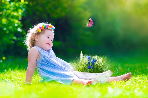 Little girl playing with a butterfly — Stock Photo, Image