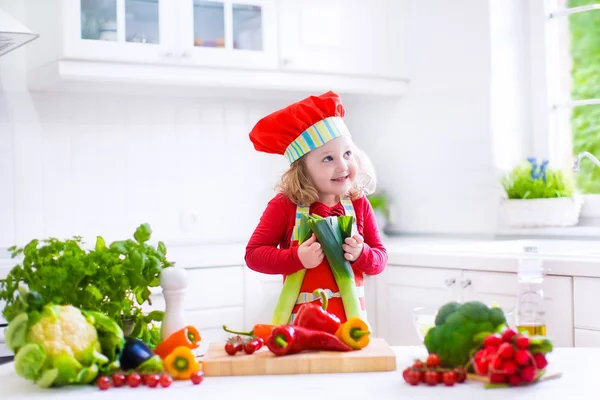Маленька дівчинка робить салат на вечерю — стокове фото