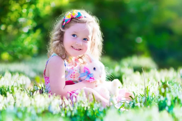 Little girl playing with a rabbit — Stock Photo, Image