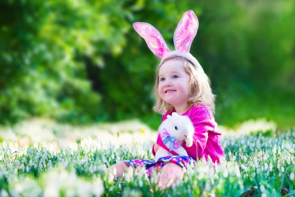Küçük kız bir tavşan ile oynamak