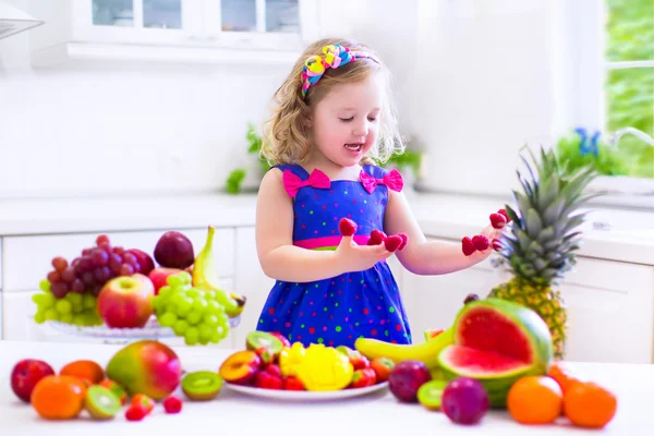 Weinig meisje eten water meloen — Stockfoto