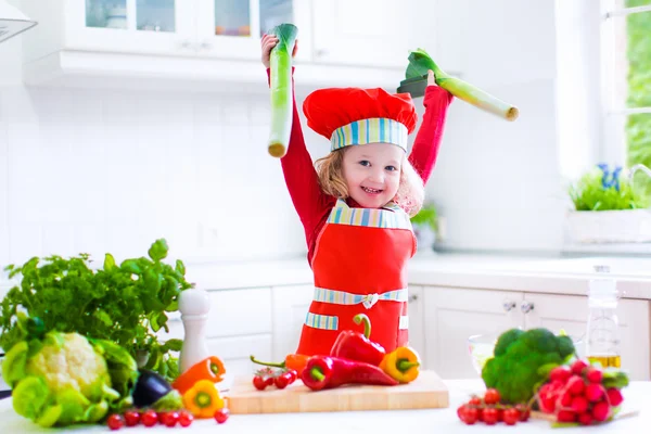 Kleines Mädchen macht Salat zum Abendessen — Stockfoto