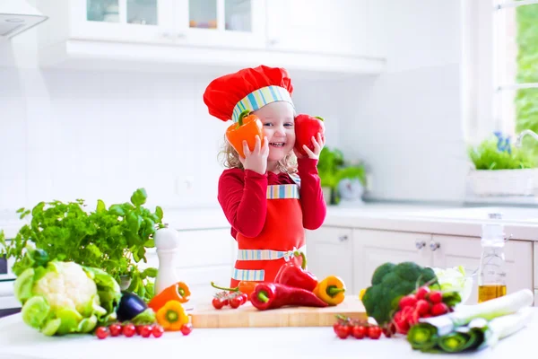 Kleines Mädchen macht Salat zum Abendessen — Stockfoto