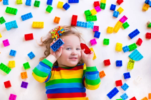 Klein meisje spelen met speelgoed blokken — Stockfoto