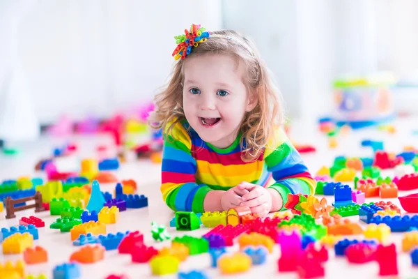 Menina brincando com blocos de brinquedo — Fotografia de Stock