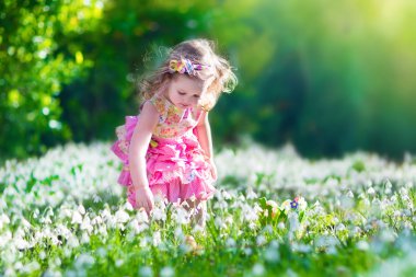 Küçük kıza yumurtası avı