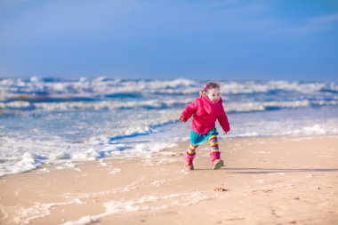 Kış plajda küçük kız