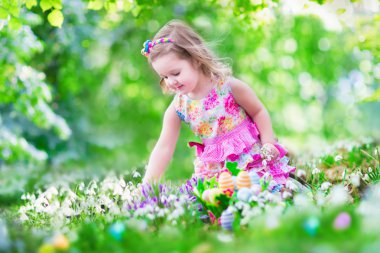 Küçük kıza yumurtası avı