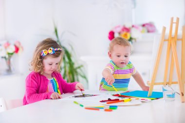 Ahşap şövale üzerinde çocuk paiting