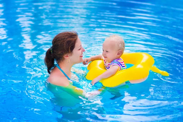 母亲和婴儿在游泳池里 — 图库照片