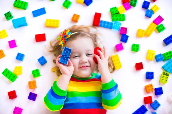 Liten flicka leker med leksaksblock — Stockfoto