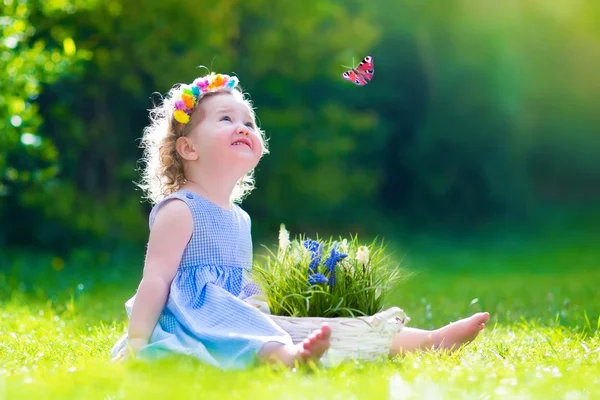 Meisje spelen met een vlinder — Stockfoto