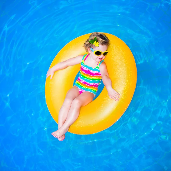 Niña en la piscina — Foto de Stock