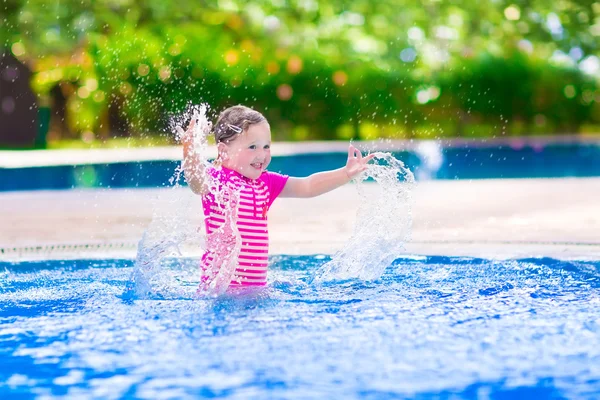 Menina engraçada na piscina — Fotografia de Stock