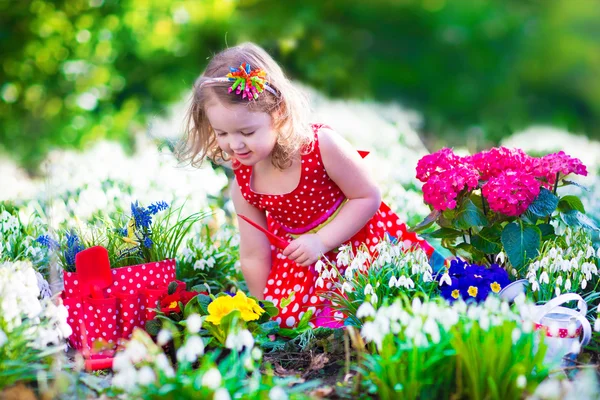 Niña trabajando en el jardín — Foto de Stock