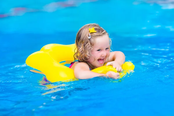 Niña en la piscina — Foto de Stock