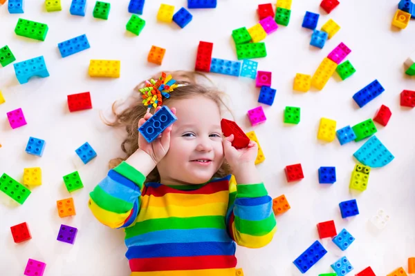 Liten flicka leker med leksaksblock — Stockfoto