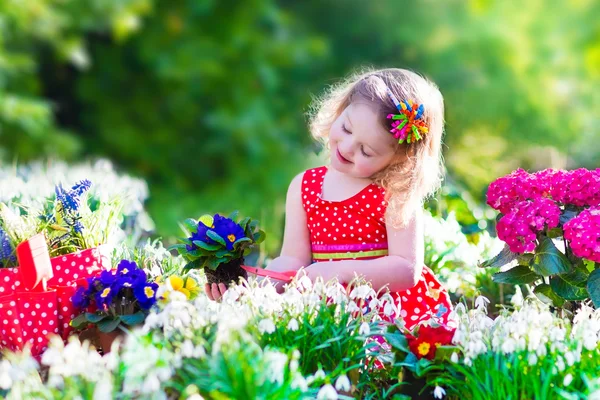 Bambina che lavora in giardino — Foto Stock