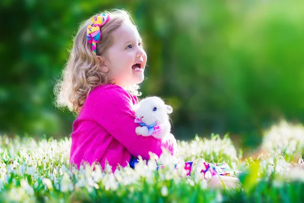 Fetiţă care se joacă cu un iepure — Fotografie, imagine de stoc