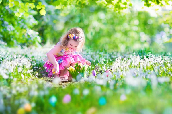 Menina na caça ao ovo de Páscoa — Fotografia de Stock