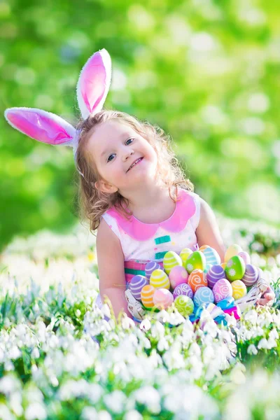 Niña en la caza de huevos — Foto de Stock