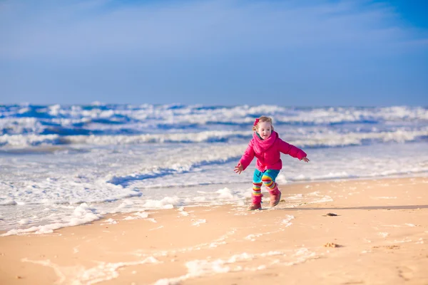 Gadis kecil di pantai di musim dingin — Stok Foto