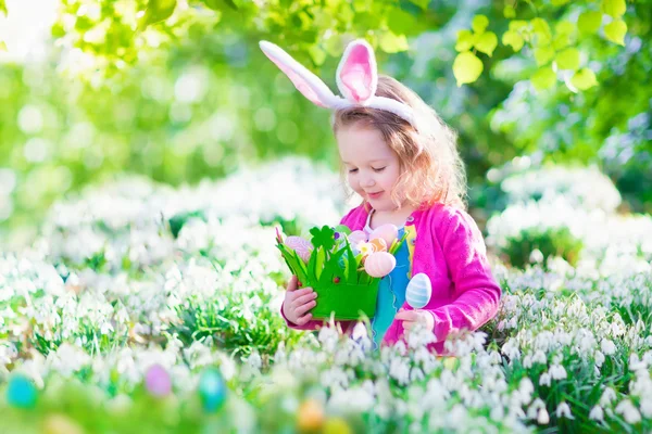 Petite fille à Pâques chasse aux œufs — Photo