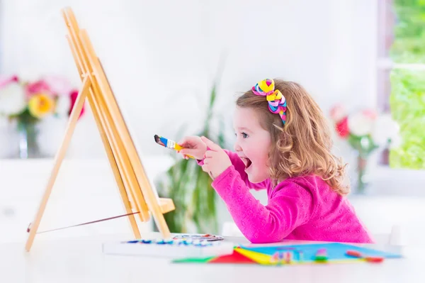 Kleine Mädchen malen — Stockfoto